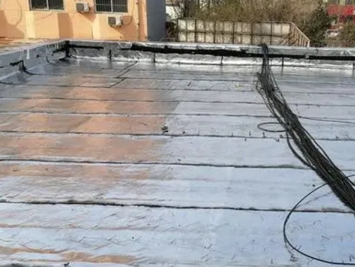 七星卫生间漏水维修公司分享下七星屋面楼顶防水刚性防水层施工要点。
